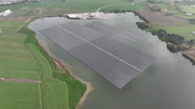 Hollanda 'nın Zwolle kentindeki Bomhofsplas adlı bir kum çıkarma gölü üzerinde Avrupa' nın en büyük yüzen güneş parkı. Sürdürülebilir yenilenebilir enerji çıkarma.