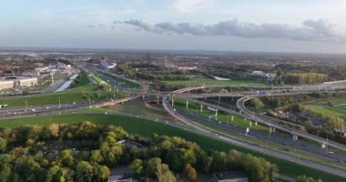 Lahey, 22 Ekim 2022, Hollanda 'da. Kesişen yol kavşağı yukarıdan aşağıya doğru. Altyapı yolu ve otoyol işlek sokak kavşağını kullanıyor. Havadan
