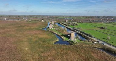 Hollanda 'nın Alblasserwaard bölgesindeki Kinderdijk yel değirmenleri. Turistik cazibe ve Unesco dünya mirası