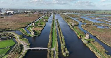 Hollanda 'nın Alblasserwaard bölgesindeki Kinderdijk yel değirmenleri. Turistik cazibe ve Unesco dünya mirası