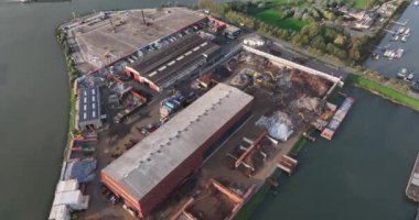 Dordrecht, 26 Ekim 2022, Hollanda. Jansen Geri Dönüşüm. Demir ve demir olmayan metaller sökülme ve sökülme tesisini geri dönüştürüyor. Metal işleme endüstrisi.