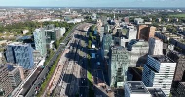 Amsterdam, 6 Ekim 2022, Hollanda. Amsterdam Zuidas yüksek binası finans bürosu binaları. Ulusal ve uluslararası şirketler ve kurumlar ve altyapı.