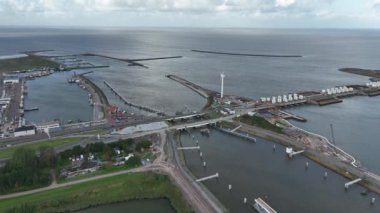 Pompa istasyonlarına yeni kanallar ve Den Oever, Kornwerderzand ve Zürih yakınlarındaki A7 inşaatı. Nakliye için kilitlenin, yol trafiği bisikletçileri ve aylaklar. Hava aracı görünümü.