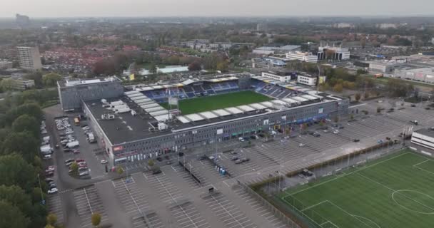 2022年10月30日 オランダのツワレ PecズヴォレオランダのプロサッカークラブのMac Parkスタジアムのホーム サッカーとイベントのアリーナ クラブは第1部でプレー 空中ドローンビュー — ストック動画