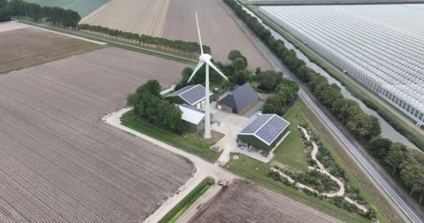 発電会社のための太陽光パネルと風力タービンを備えた近代的な農業農場 食料生産における家とビジネス — ストック動画