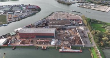 Dordrecht, 26 Ekim 2022, Hollanda. Jansen Geri Dönüşüm. Demir ve demir olmayan metaller sökülme ve sökülme tesisini geri dönüştürüyor. Metal işleme endüstrisi.