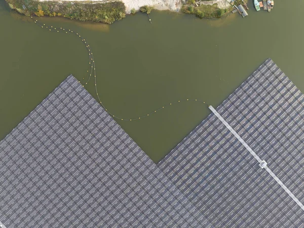 欧洲最大的漂浮太阳能公园在一个采沙湖上 荷兰兹沃勒的Bomhofsplas 可持续可再生能源开采 — 图库照片