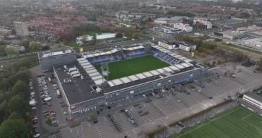 Zwolle, 30 Ekim 2022, Hollanda. MAC PARK Stadyumu PEC Zwolle Hollanda profesyonel futbol kulübünün evidir. Futbol ve etkinlik alanı. Birinci ligde oynayan bir kulüp. Hava aracı görünümü