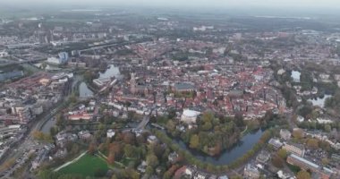 Zwolle eski tarihi şehir merkezi ve tepedeki şehir duvarları. Şehrin çevresindeki zengin tarihi olan kanal, Pepperbus kilise kulesi.