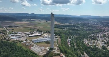 Rottweil, 15 Ağustos 2022, Almanya. TK Asansör Test Kulesi bir asansör test kulesi. 246 metre ya da 807 feet yüksekliğinde. Yüksek hızlı asansör test odası binası. Havadan insansız hava aracı görüntüsü. Gökyüzü