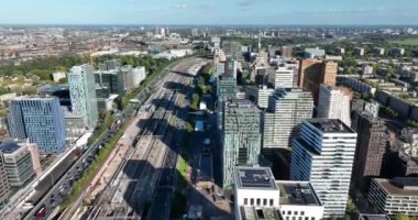 Amsterdam, 6 Ekim 2022, Hollanda. Amsterdam Zuidas yüksek binası finans bürosu binaları. Ulusal ve uluslararası şirketler ve kurumlar ve altyapı.