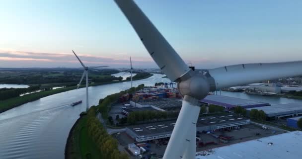 Větrná Turbína Přístavu Rotterdam Podél Vnitrozemské Plavební Trasy Průmyslové Zóně — Stock video