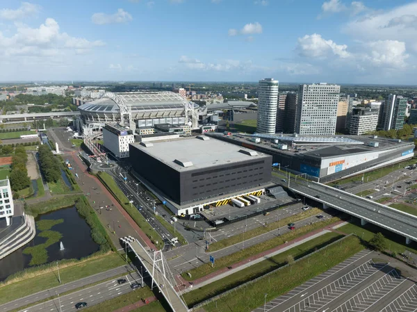 Amsterdam, 16 Eylül 2022, Hollanda 'da. Ziggo Dome konser salonu Johan Cruijff ArenA ve Villa Arena 'nın yanındaki eski müzik kubbesi. Hava aracı görünümü.