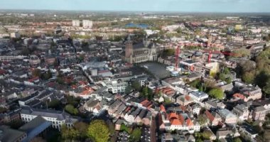Hertogenbosch, Kuzey Brabant eyaletinin gayri resmi başkenti olarak adlandırılan Den Bosch. Hollanda 'da. Tarihi merkez ve güçlendirilmiş şehir duvarı silüeti. Yukarıdan drone görünümü.