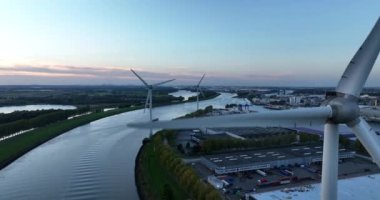 Rotterdam limanındaki yel değirmeni türbini endüstriyel bölgedeki iç nakliye rotası boyunca ilerliyor. Sürdürülebilir elektrik enerji üretimi.