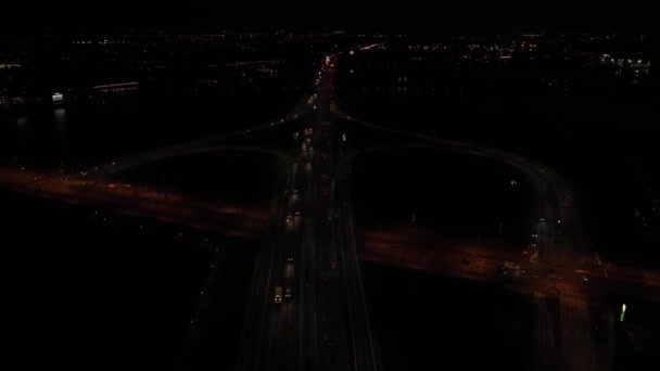 A10 Snelwegverkeer Nachts Snelweginfrastructuur Het Donker Licht Van Dynamisch Rijdend — Stockvideo