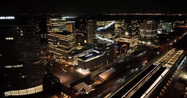 アムステルダム 2022年10月27日 オランダ 高層ビルが立ち並ぶアムステルダムZuidas高速道路ビジネス地区の超高層ビル スキポール空港やアムステルダムの中心部に近いです — ストック動画