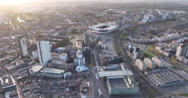 Eindhoven, 2 Kasım 2022, Hollanda. Şehir merkezinin ufuk çizgisi, demiryolu istasyonu Philips binaları, PSV stadı ve altyapı.