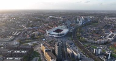 Eindhoven, 2 Kasım 2022, Hollanda. Şehir merkezinin ufuk çizgisi, demiryolu istasyonu Philips binaları, PSV stadı ve altyapı.