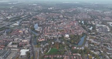 Zwolle eski tarihi şehir merkezi ve tepedeki şehir duvarları. Şehrin çevresindeki zengin tarihi olan kanal, Pepperbus kilise kulesi.