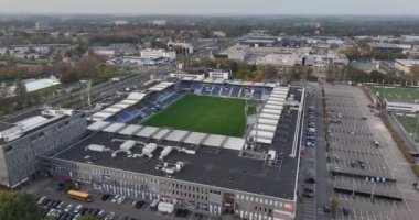 Zwolle, 30 Ekim 2022, Hollanda. MAC PARK Stadyumu PEC Zwolle Hollanda profesyonel futbol kulübünün evidir. Futbol ve etkinlik alanı. Birinci ligde oynayan bir kulüp. Hava aracı görünümü