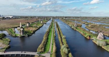 Hollanda 'nın Alblasserwaard bölgesindeki Kinderdijk yel değirmenleri. Turistik cazibe ve Unesco dünya mirası