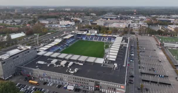 兹沃勒 2022年10月30日 Mac Park球场的主场是Pec Zwolle Dutch职业足球俱乐部 足球和活动领域 俱乐部在一线队打球 空中无人驾驶飞机视图 — 图库视频影像