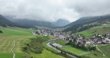 Avusturya 'nın batısındaki Lech belediyesi Vorarlberg, Bludenz' de yer almaktadır. Yaz tatilinde kış sporları tatil beldesi. Hollanda kraliyet ailesinin tatil yeri.