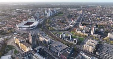 Eindhoven, 2 Kasım 2022, Hollanda. Şehir merkezinin ufuk çizgisi, demiryolu istasyonu Philips binaları, PSV stadı ve altyapı.