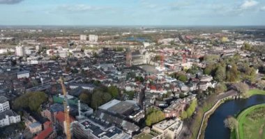 Hertogenbosch, Kuzey Brabant eyaletinin gayri resmi başkenti olarak adlandırılan Den Bosch. Hollanda 'da. Tarihi merkez ve güçlendirilmiş şehir duvarı silüeti. Yukarıdan drone görünümü.