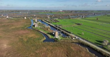 Hollanda 'nın Alblasserwaard bölgesindeki Kinderdijk yel değirmenleri. Turistik cazibe ve Unesco dünya mirası