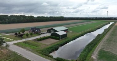 Hollanda 'daki arazide tarım çiftliği malikanesi. Kuzey Hollanda 'da tarım otlağı ticari gıda üretim işi. Yukarıdaki hava aracı görünümü.