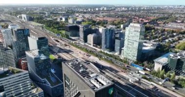 Amsterdam, 6 Ekim 2022, Hollanda. Amsterdam Zuidas yüksek binası finans bürosu binaları. Ulusal ve uluslararası şirketler ve kurumlar ve altyapı.