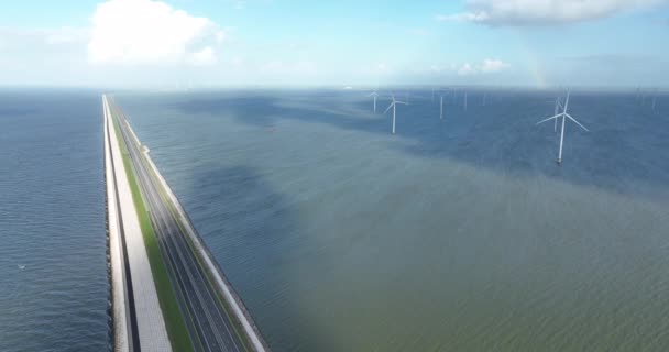 荷兰北部和弗里斯兰之间的Afsluitdijk洪水防御系统关闭了从瓦登海 Wadden Sea 的Ijsselmeer Ijsselmeer 大坝和公路基础设施 — 图库视频影像