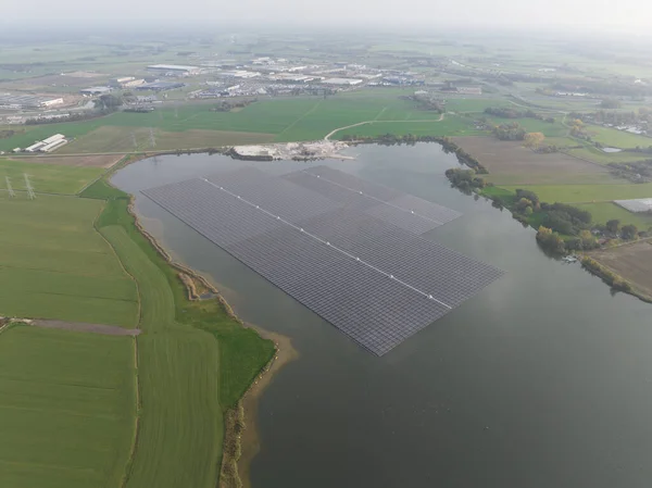 欧洲最大的漂浮太阳能公园在一个采沙湖上 荷兰兹沃勒的Bomhofsplas 可持续可再生能源开采 — 图库照片