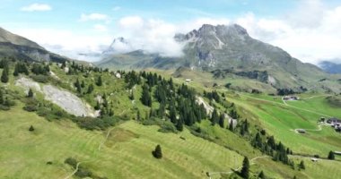 Avusturya 'nın batısındaki Lech belediyesi Vorarlberg, Bludenz' de yer almaktadır. Yaz tatilinde kış sporları tatil beldesi. Hollanda kraliyet ailesinin tatil yeri.
