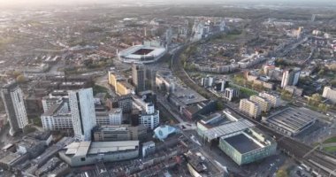 Eindhoven, 2 Kasım 2022, Hollanda. Şehir merkezinin ufuk çizgisi, demiryolu istasyonu Philips binaları, PSV stadı ve altyapı.