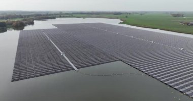 Hollanda 'nın Zwolle kentindeki Bomhofsplas adlı bir kum çıkarma gölü üzerinde Avrupa' nın en büyük yüzen güneş parkı. Sürdürülebilir yenilenebilir enerji çıkarma.