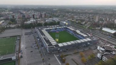 Zwolle, 30 Ekim 2022, Hollanda. MAC PARK Stadyumu PEC Zwolle Hollanda profesyonel futbol kulübünün evidir. Futbol ve etkinlik alanı. Birinci ligde oynayan bir kulüp. Hava aracı görünümü