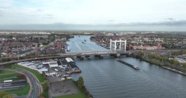Spoorbrug Dordrecht, Hollanda 'nın Dordrecht ve Zwijndrecht eyaletleri arasındaki Zwijndrechtse Brug demiryolu köprüsü olarak da bilinir. Stadsbrug karayolu köprüsünün yanında.