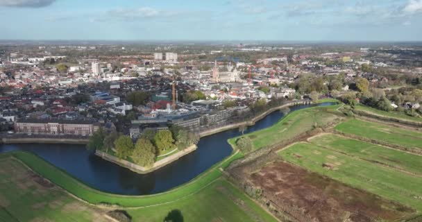 Hertogenbosch 非官方名称 北布拉班特省登博什首府 历史中心和坚固的城墙天际线 无人机俯瞰 — 图库视频影像