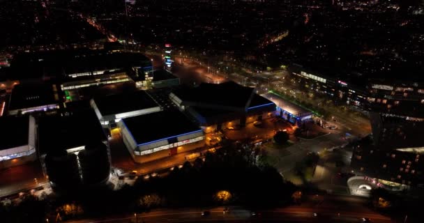 アムステルダム 2022年10月27日 オランダ ライアムステルダムの会議や展示会やイベントセンター 暗い夜の時間空中ドローンの概要 空港に近い商業会社 — ストック動画