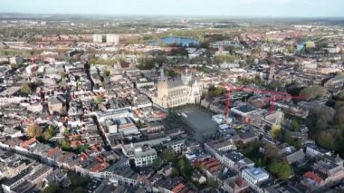 Hertogenbosch, Kuzey Brabant eyaletinin gayri resmi başkenti olarak adlandırılan Den Bosch. Hollanda 'da. Tarihi merkez ve güçlendirilmiş şehir duvarı silüeti. Yukarıdan drone görünümü.