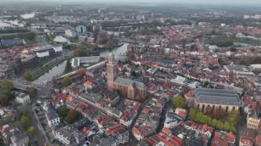 Zwolle eski tarihi şehir merkezi ve tepedeki şehir duvarları. Şehrin çevresindeki zengin tarihi olan kanal, Pepperbus kilise kulesi.