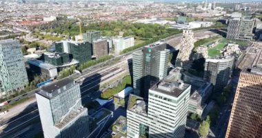 Amsterdam, 6 Ekim 2022, Hollanda. Amsterdam Zuidas yüksek binası finans bürosu binaları. Ulusal ve uluslararası şirketler ve kurumlar ve altyapı.