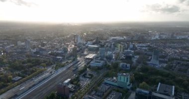 Eindhoven, 2 Kasım 2022, Hollanda. Şehir merkezinin ufuk çizgisi, demiryolu istasyonu Philips binaları, PSV stadı ve altyapı.