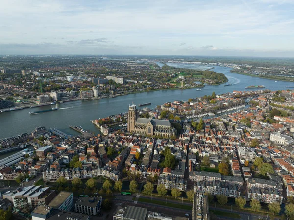 Dordrecht Dordt South Holland Oude Maas川運河沿いのオランダのスカイライン グロート カークと歴史遺産都市 — ストック写真