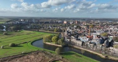 Hertogenbosch, Kuzey Brabant eyaletinin gayri resmi başkenti olarak adlandırılan Den Bosch. Hollanda 'da. Tarihi merkez ve güçlendirilmiş şehir duvarı silüeti. Yukarıdan drone görünümü.