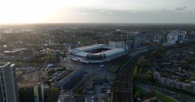 Eindhoven, 2 Kasım 2022, Hollanda. Şehir merkezinin ufuk çizgisi, demiryolu istasyonu Philips binaları, PSV stadı ve altyapı.