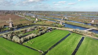 Hollanda 'nın Alblasserwaard bölgesindeki Kinderdijk yel değirmenleri. Turistik cazibe ve Unesco dünya mirası